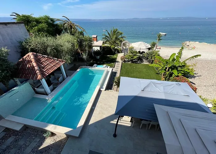Maris- Beachfront With Exclusive Pool Villa Podstrana