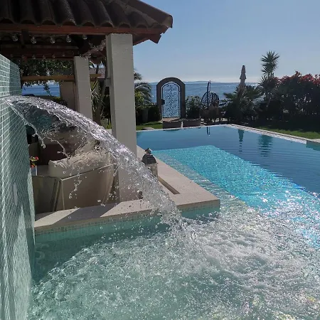 Maris- Beachfront With Exclusive Pool