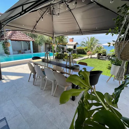 Maris- Beachfront With Exclusive Pool * Podstrana