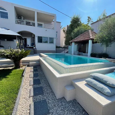 Вилла Maris- Beachfront With Exclusive Pool Подстрана