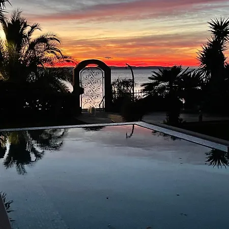 Maris- Beachfront With Exclusive Pool * Podstrana