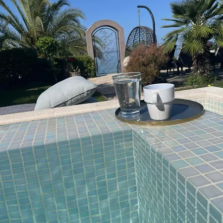 Maris- Beachfront With Exclusive Pool Vila Podstrana
