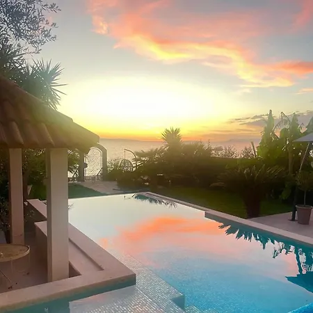 Вилла Maris- Beachfront With Exclusive Pool Подстрана