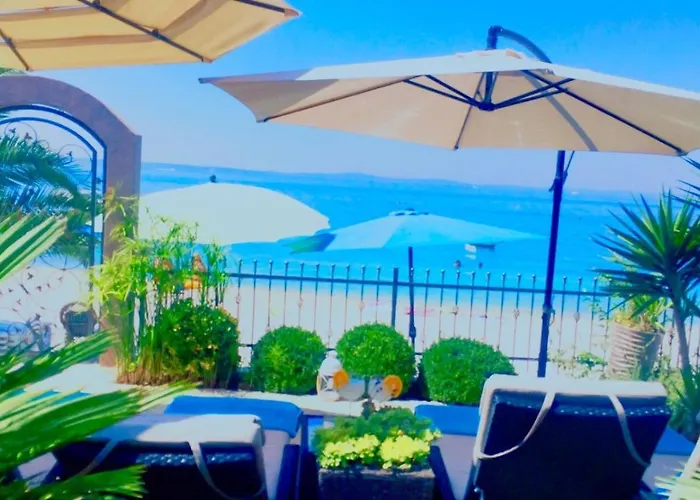 Maris- Beachfront With Exclusive Pool ヴィラ *