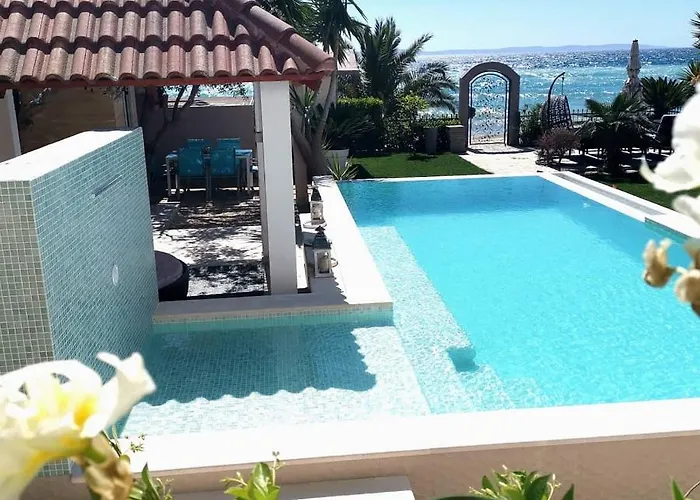 Maris- Beachfront With Exclusive Pool ヴィラ *