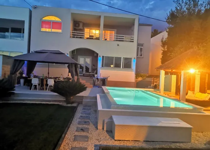 Maris- Beachfront With Exclusive Pool ヴィラ *