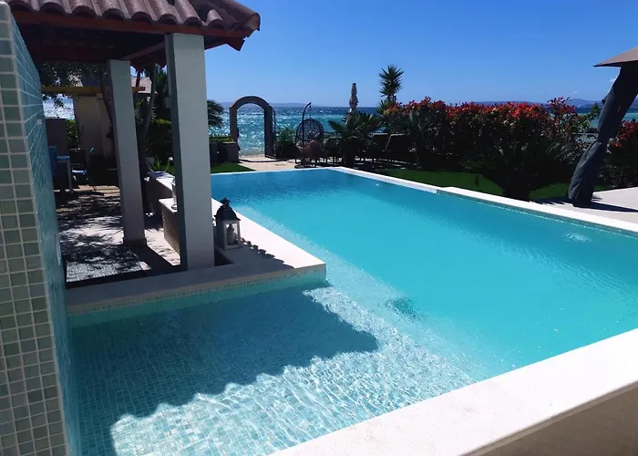 Maris- Beachfront With Exclusive Pool ヴィラ