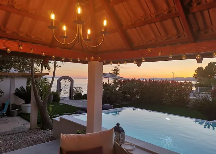 Maris- Beachfront With Exclusive Pool ポドストラナ