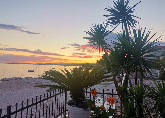 Villa Maris- Beachfront With Exclusive Pool Podstrana