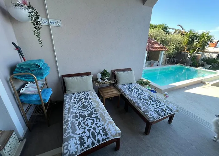 Вилла Maris- Beachfront With Exclusive Pool Подстрана