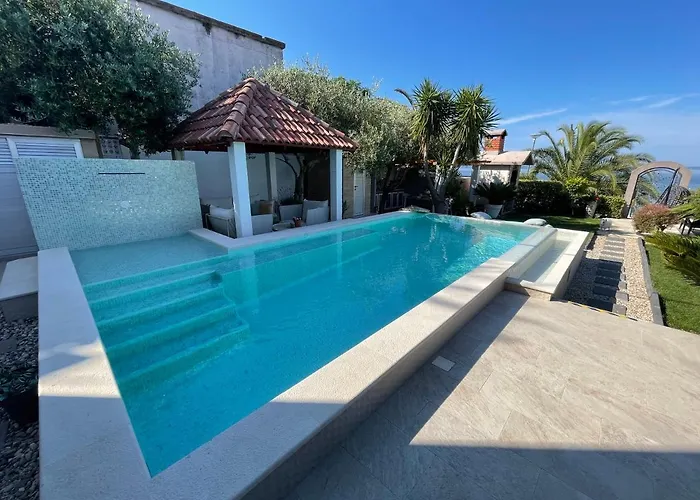 Maris- Beachfront With Exclusive Pool * Подстрана