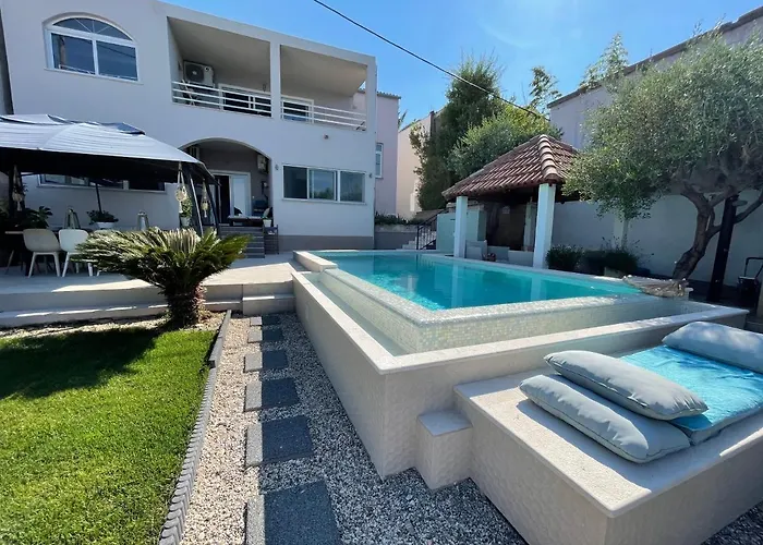 Вилла Maris- Beachfront With Exclusive Pool Подстрана