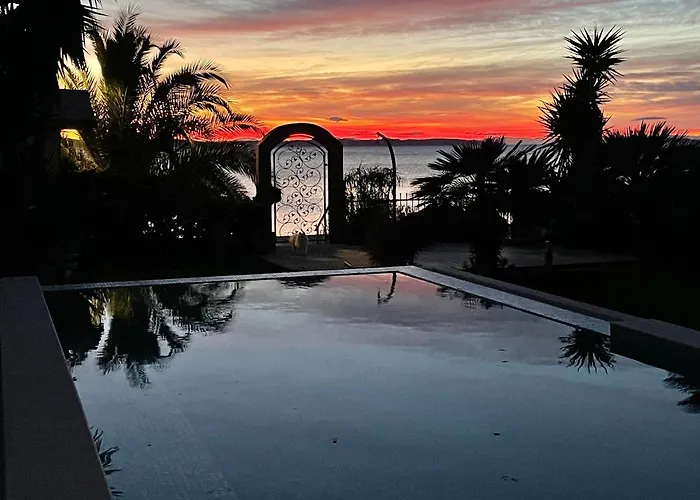 Maris- Beachfront With Exclusive Pool * Подстрана