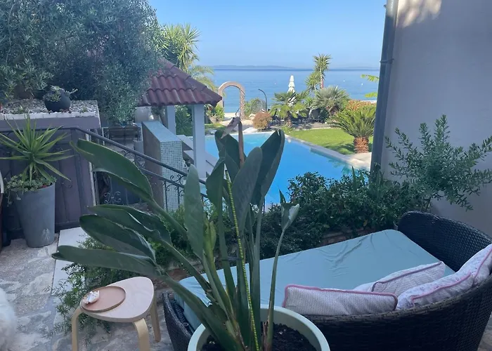 Вилла Maris- Beachfront With Exclusive Pool Подстрана